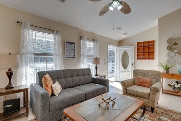 Scenic Marsh-Front Deck on Tranquil Talahi Island