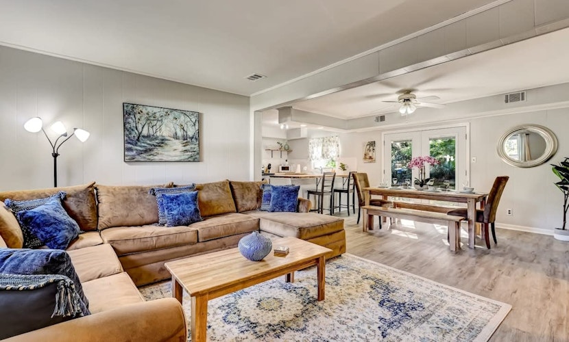 Near Downtown w/ Pool! Oatland Island Escape