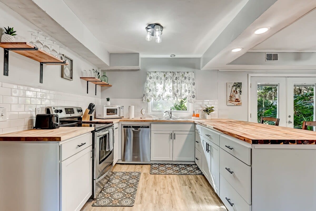 Near Downtown w/ Pool! Oatland Island Escape