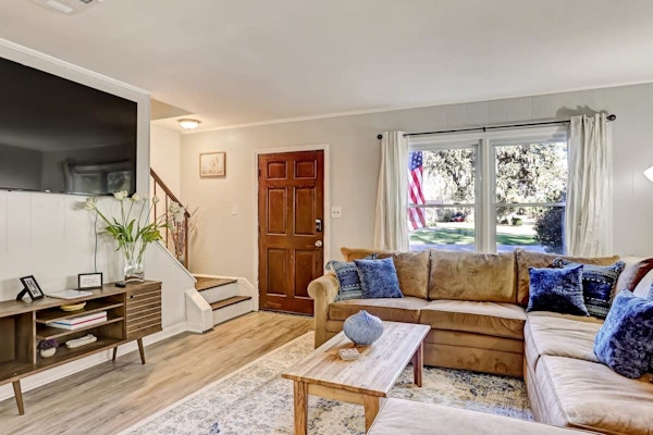 Near Downtown w/ Pool! Oatland Island Escape