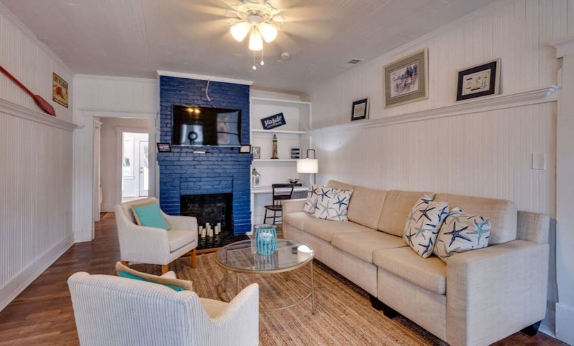 Walk to Beach! Flamingle in Fuchsia, Whole House