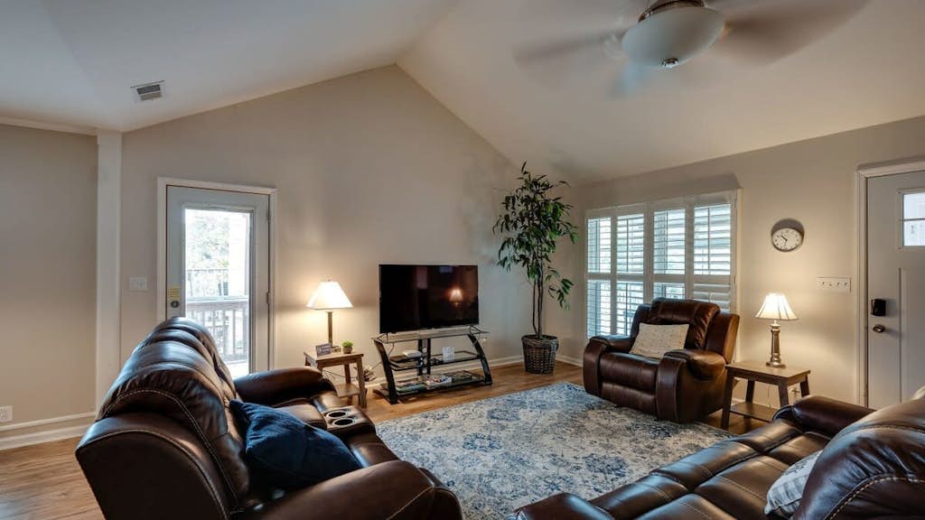 Year-Round Pool & BBQ, 10 Miles to Tybee Island