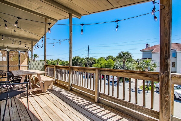 Seaside Location: Beach, Dining & Shops Nearby