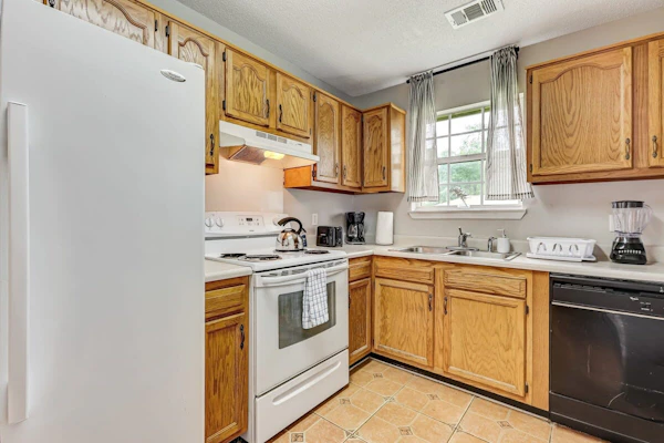 Pet-Friendly Stay with Patio & BBQ Near Historic Downtown