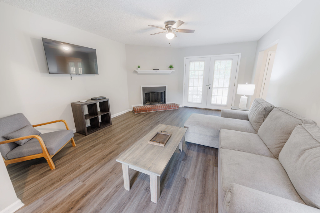 Recently Renovated - 15 Mins to Downtown