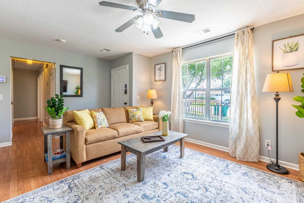 Screened Porch, Firepit, Patio! Peaceful in Pooler