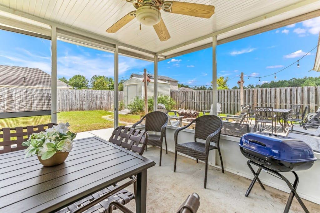 Screened Porch, Firepit, Patio! Peaceful in Pooler