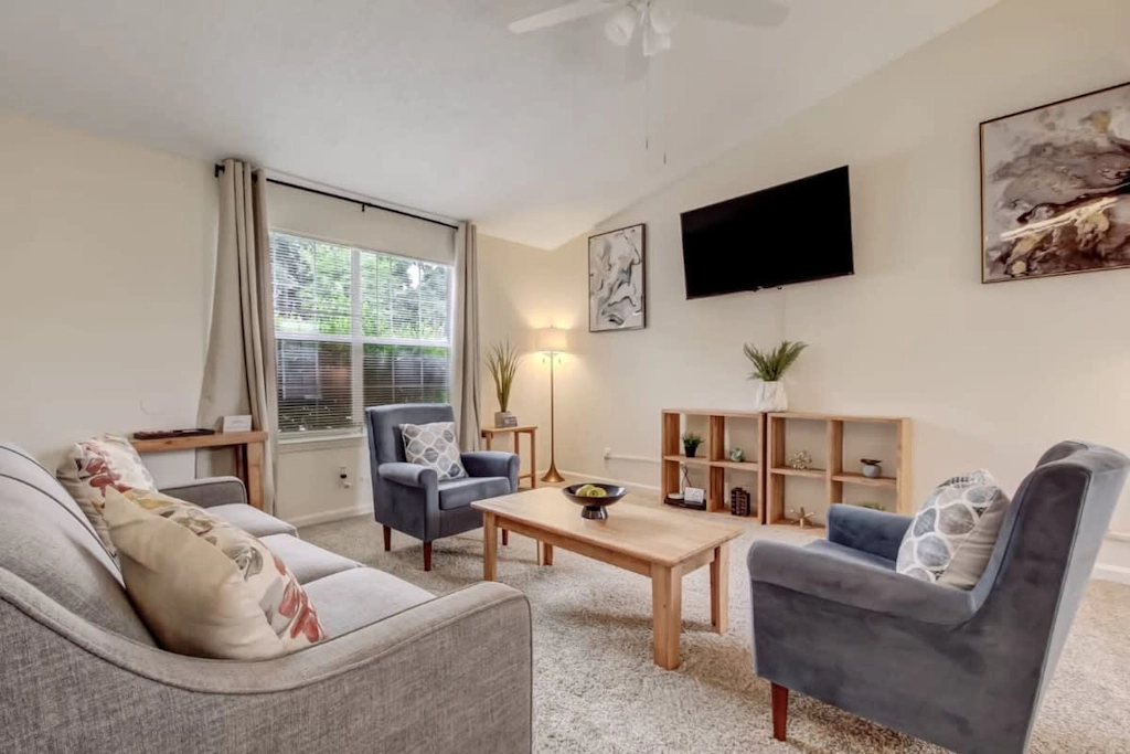 222 Laurelwood Dr, Savannah