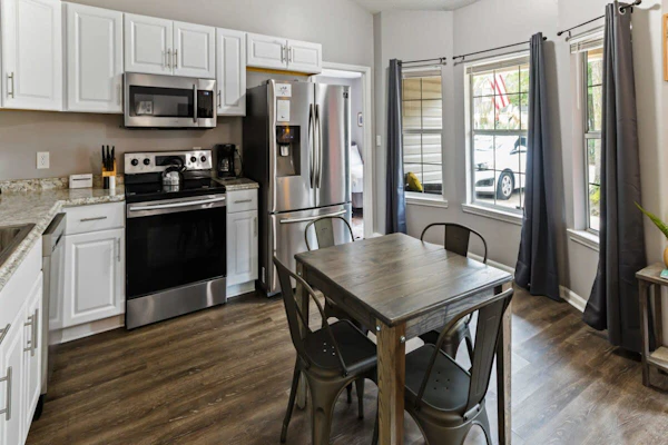 Spacious Family Stay Near Downtown Dining & Parks