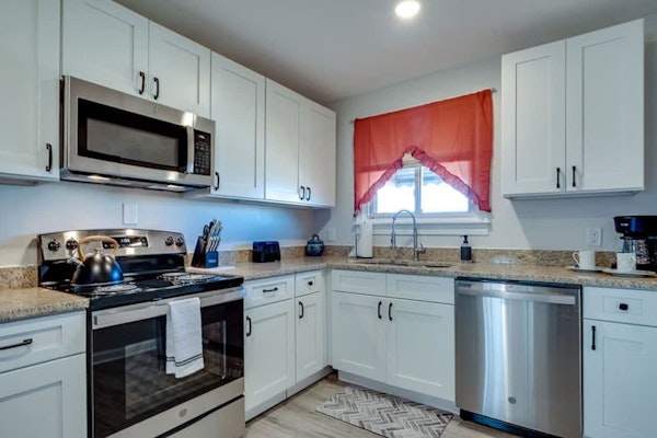 Near Downtown, River, & Airport! Garden City Bliss