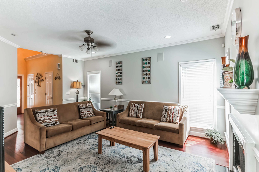 121 Kings Ct, Savannah