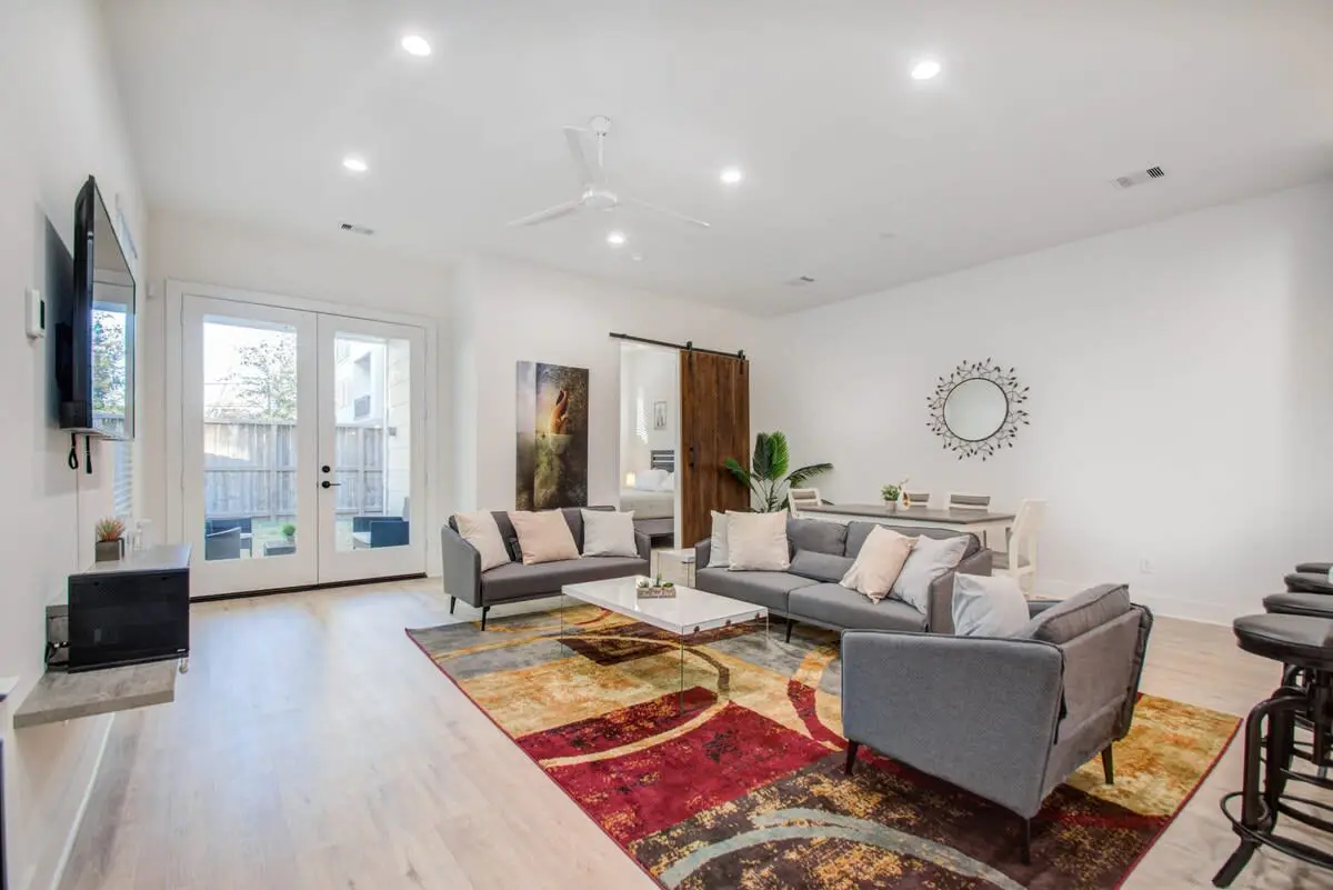 Modern Farmhouse, Mins Restaurants & Attractions