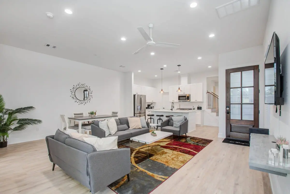 Modern Farmhouse, Mins Restaurants & Attractions