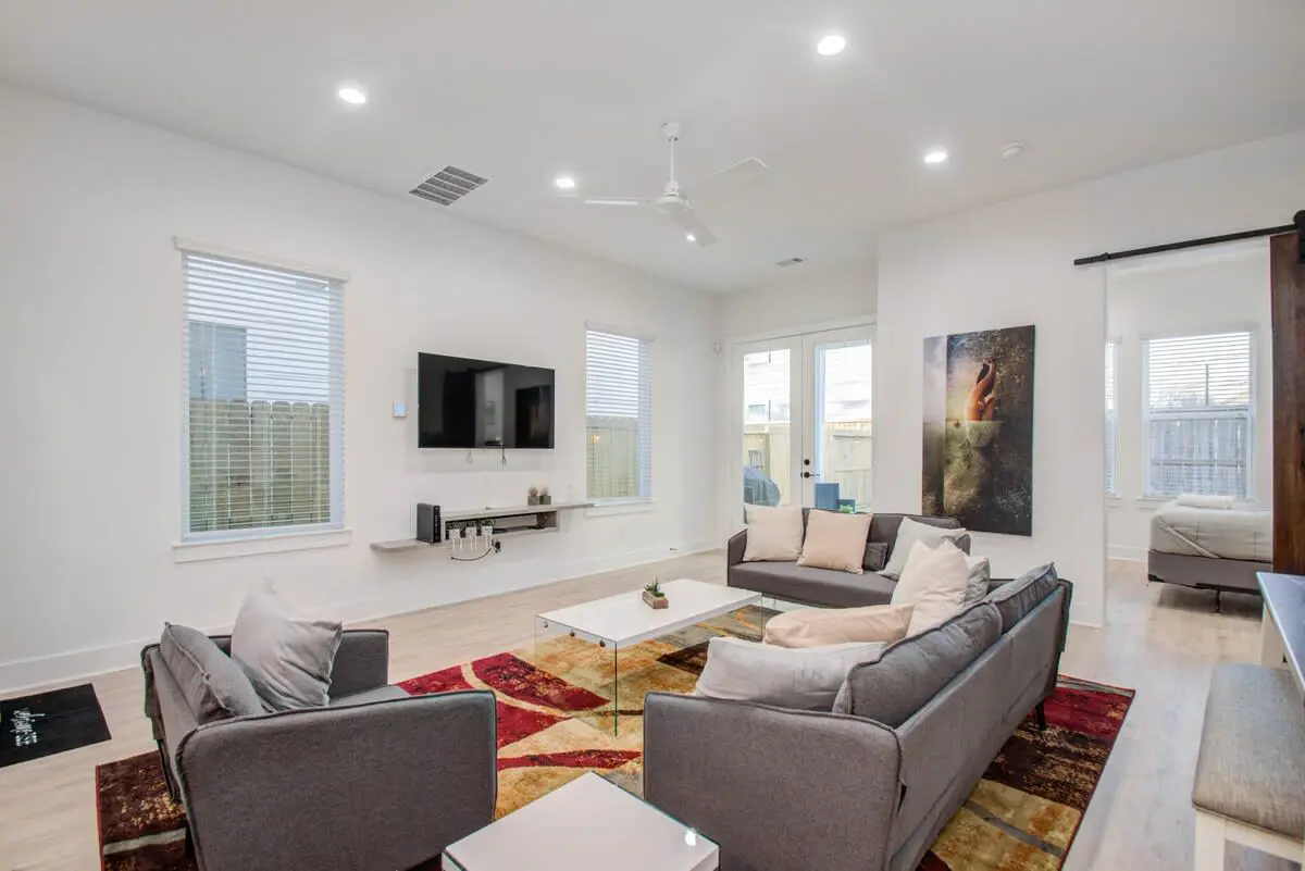 Modern Farmhouse, Mins Restaurants & Attractions