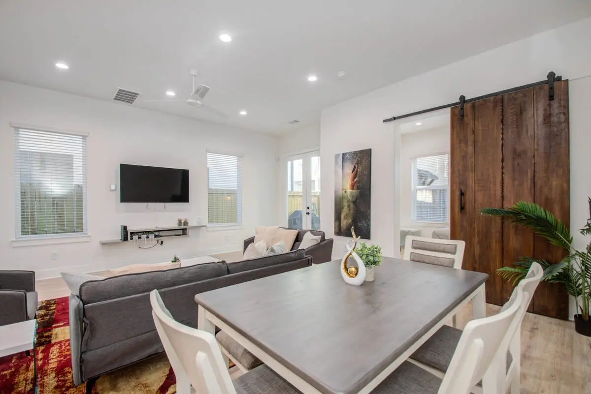 Modern Farmhouse, Mins Restaurants & Attractions