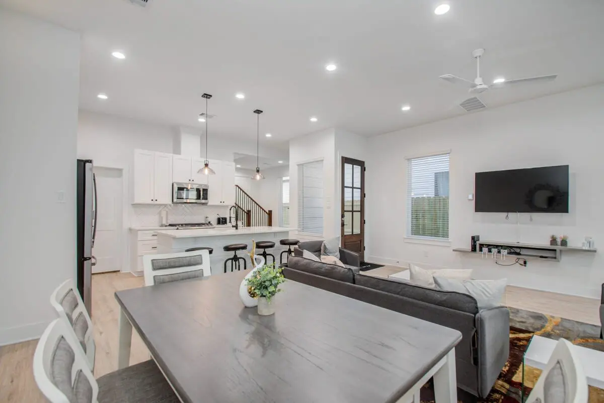 Modern Farmhouse, Mins Restaurants & Attractions