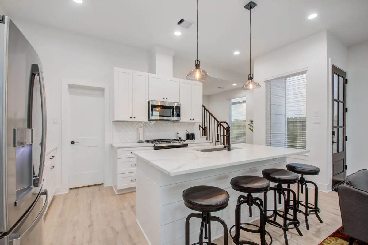 Modern Farmhouse, Mins Restaurants & Attractions