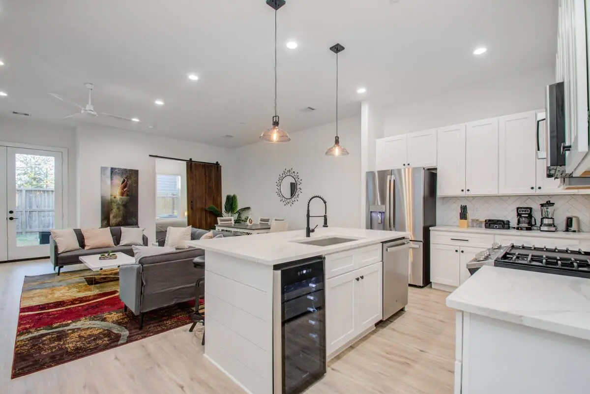 Modern Farmhouse, Mins Restaurants & Attractions