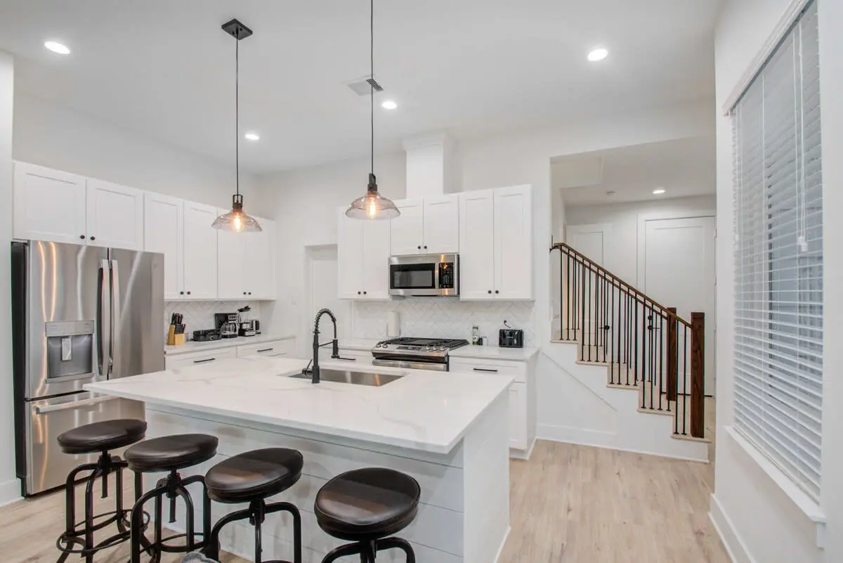 Modern Farmhouse, Mins Restaurants & Attractions