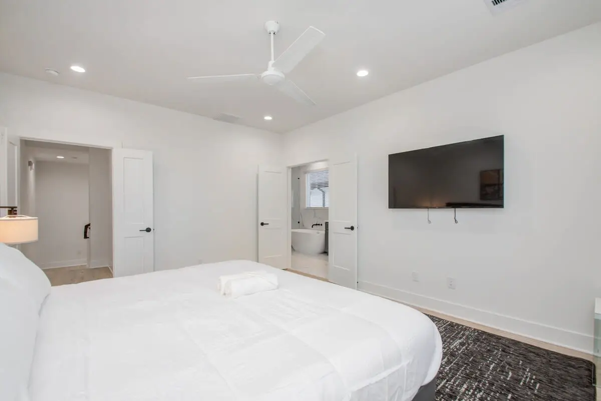 Modern Farmhouse, Mins Restaurants & Attractions