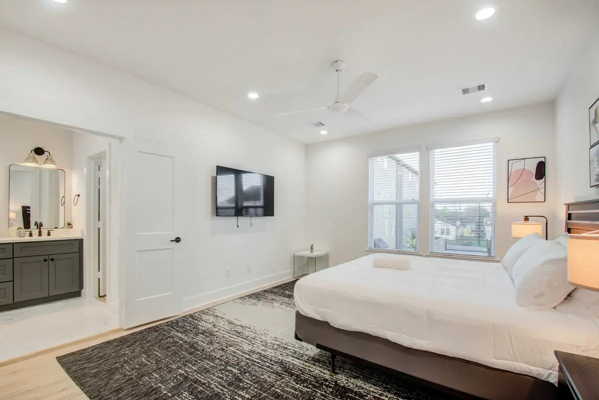 Modern Farmhouse, Mins Restaurants & Attractions