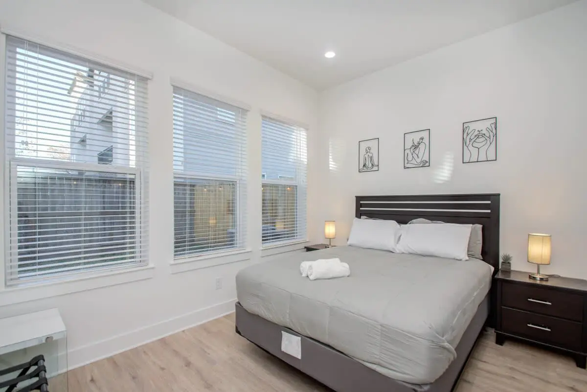 Modern Farmhouse, Mins Restaurants & Attractions