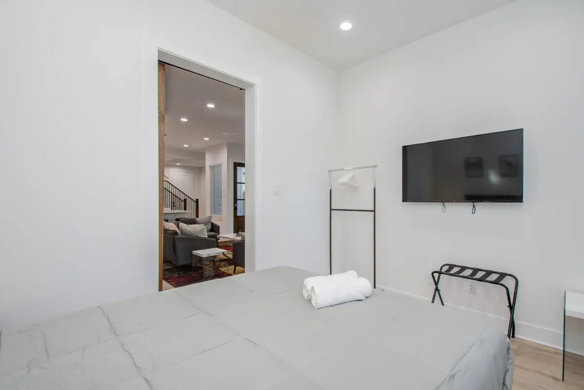 Modern Farmhouse, Mins Restaurants & Attractions