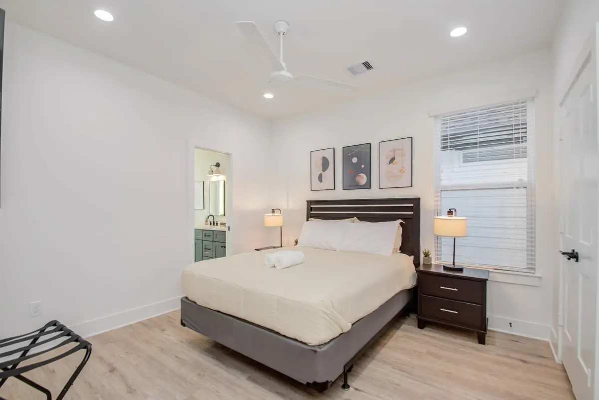 Modern Farmhouse, Mins Restaurants & Attractions