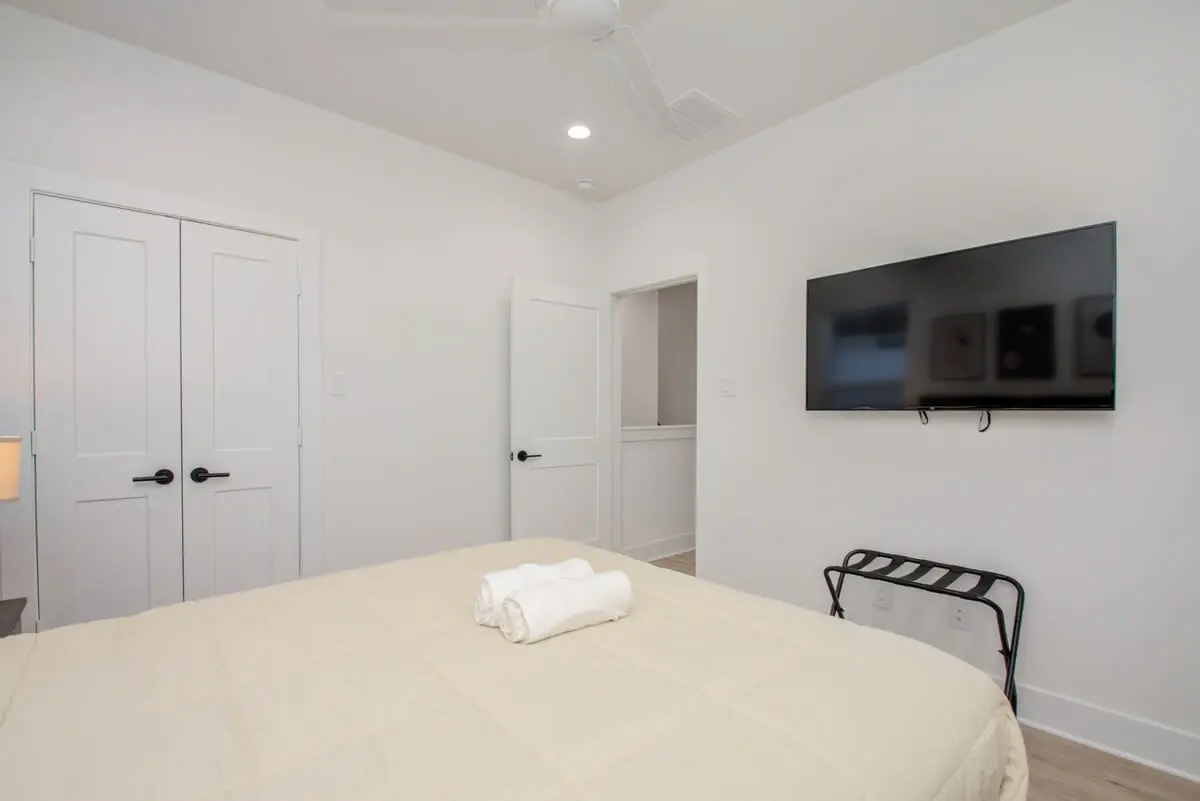 Modern Farmhouse, Mins Restaurants & Attractions