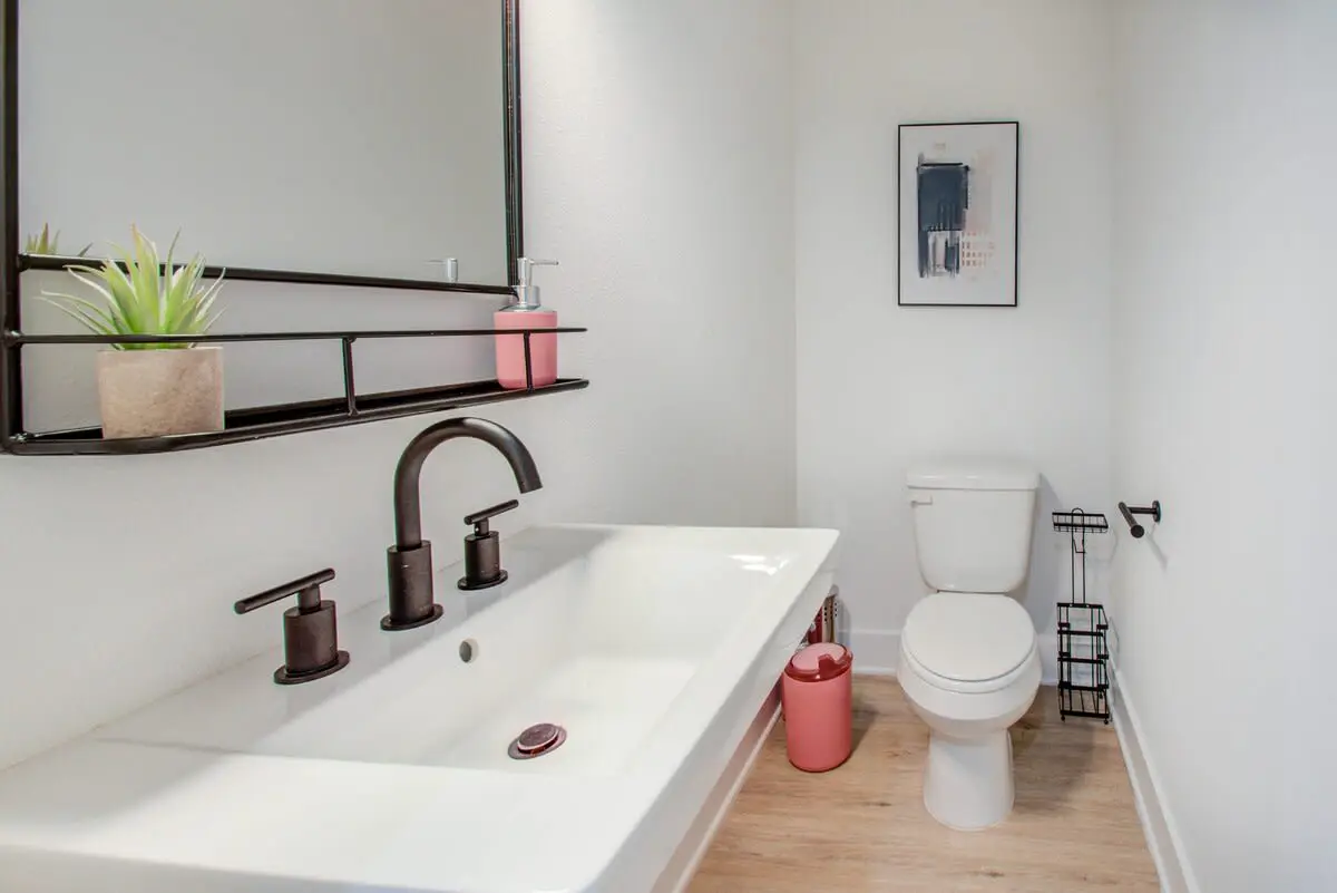 Modern Farmhouse, Mins Restaurants & Attractions