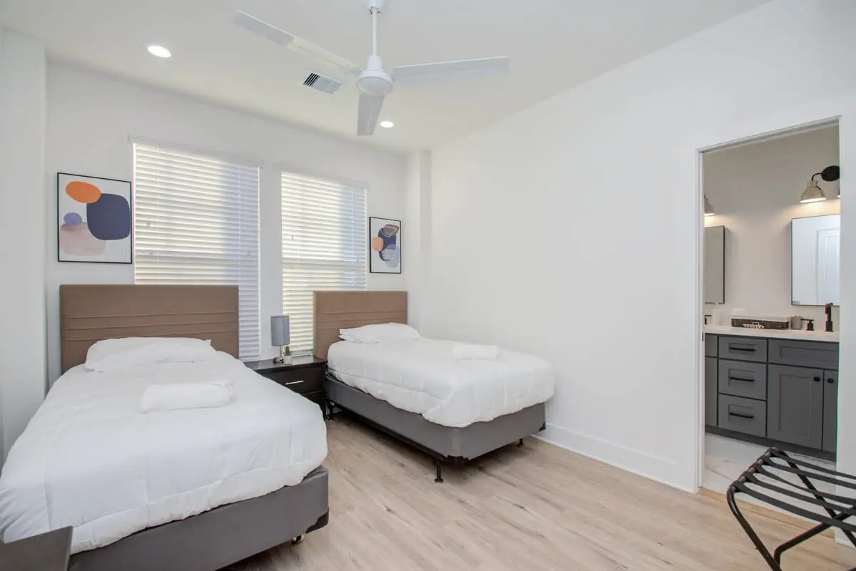 Modern Farmhouse, Mins Restaurants & Attractions