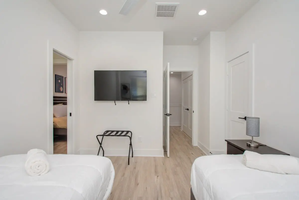 Modern Farmhouse, Mins Restaurants & Attractions