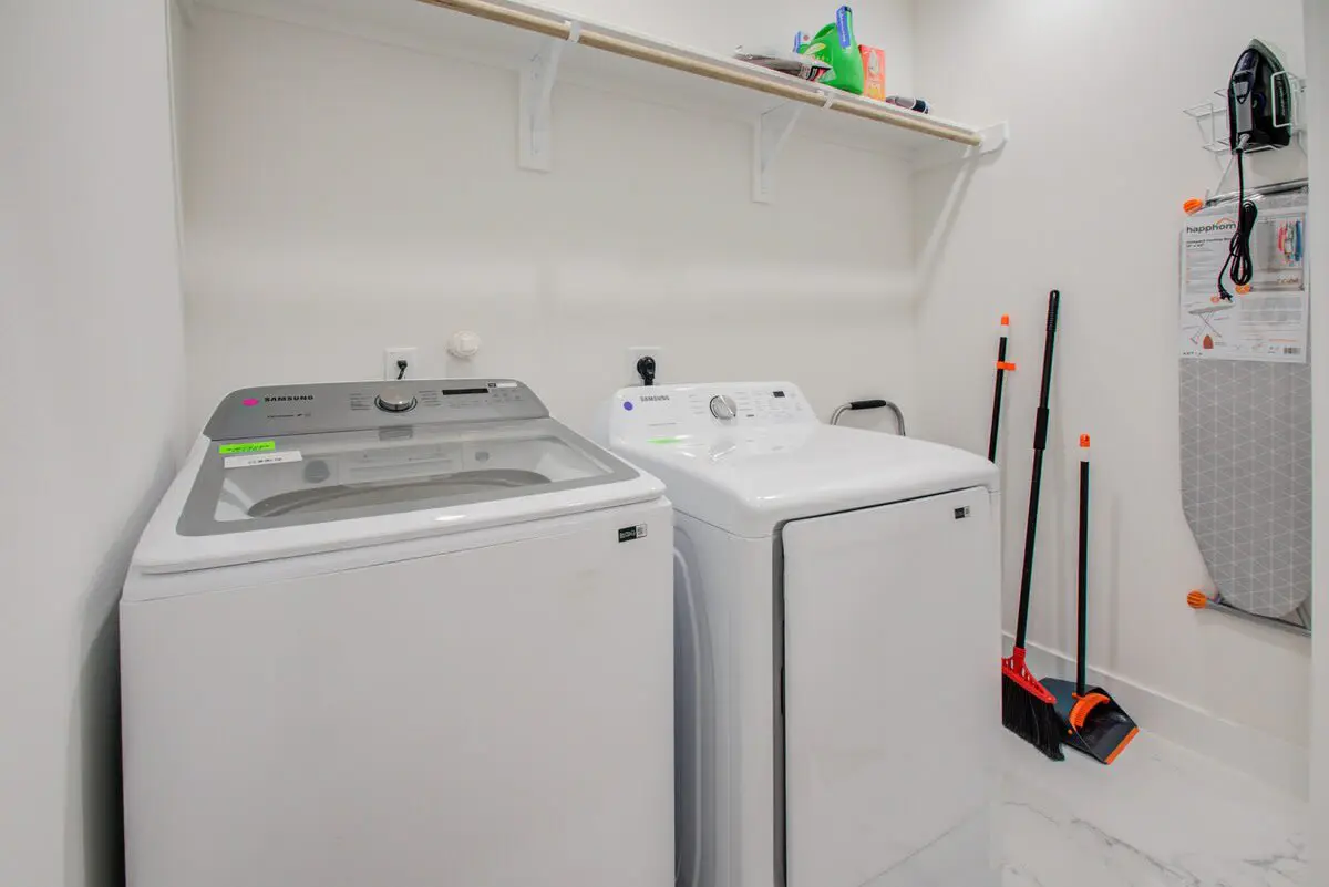 Modern Farmhouse, Mins Restaurants & Attractions