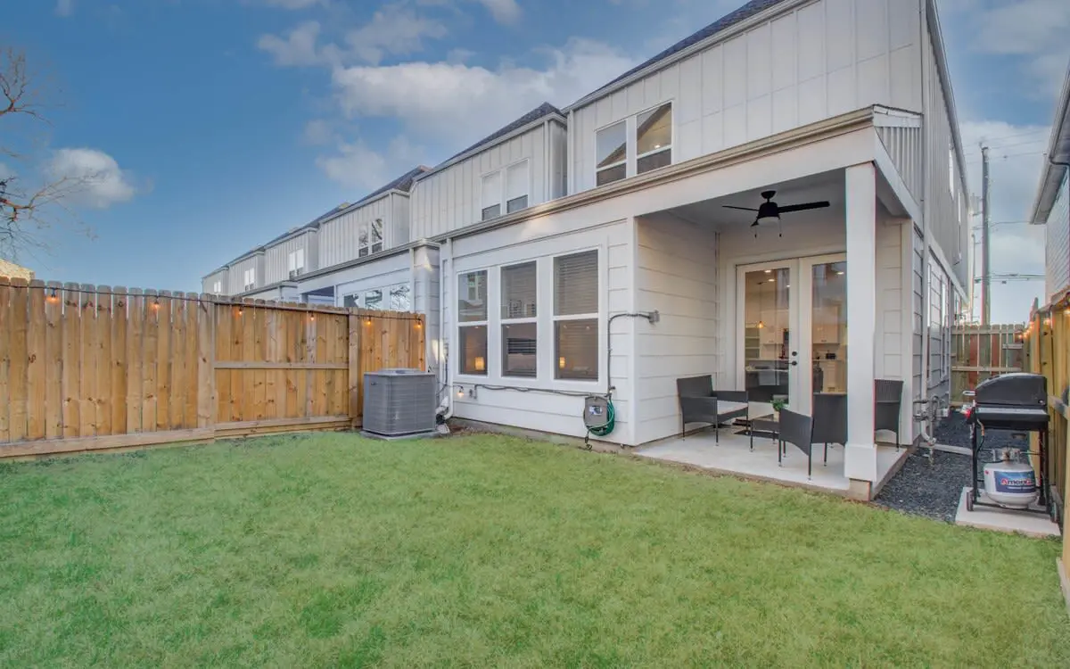 Modern Farmhouse, Mins Restaurants & Attractions