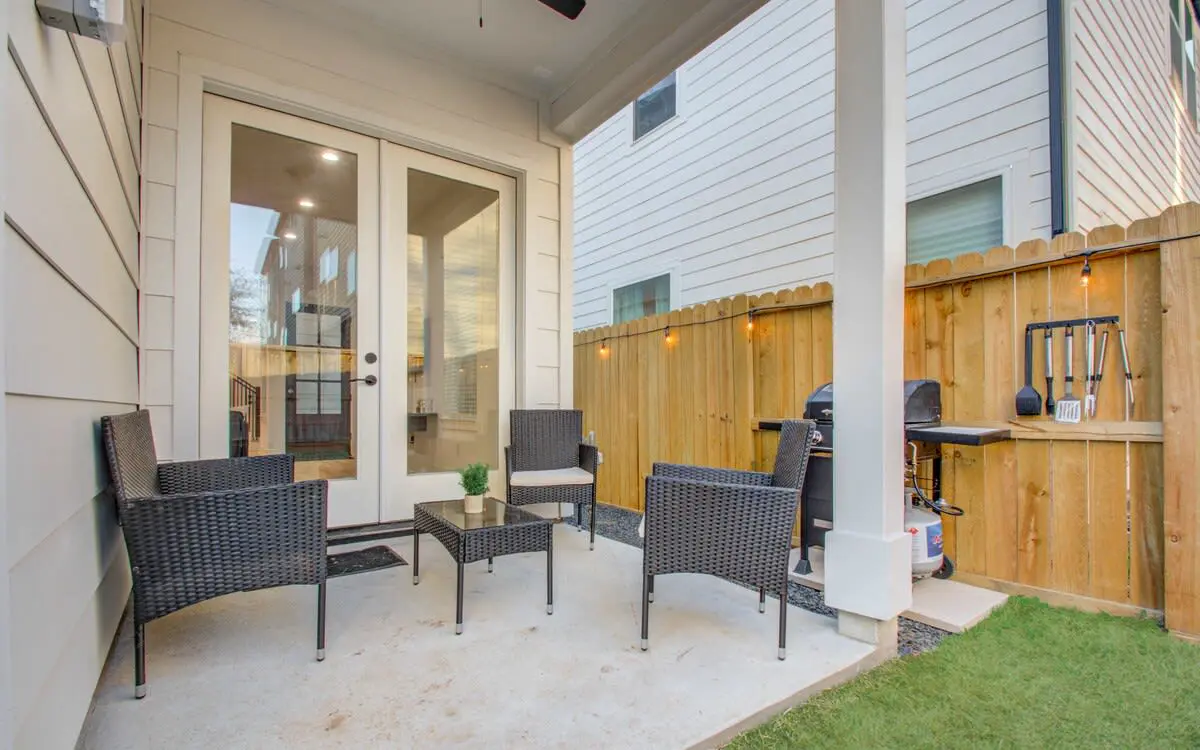 Modern Farmhouse, Mins Restaurants & Attractions