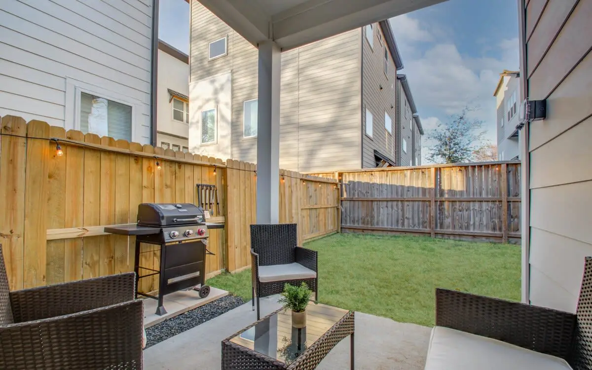 Modern Farmhouse, Mins Restaurants & Attractions