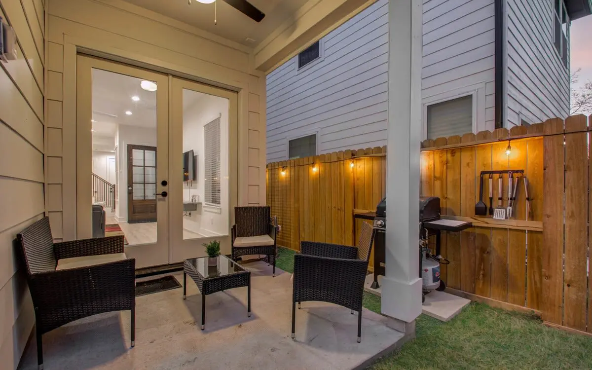 Modern Farmhouse, Mins Restaurants & Attractions