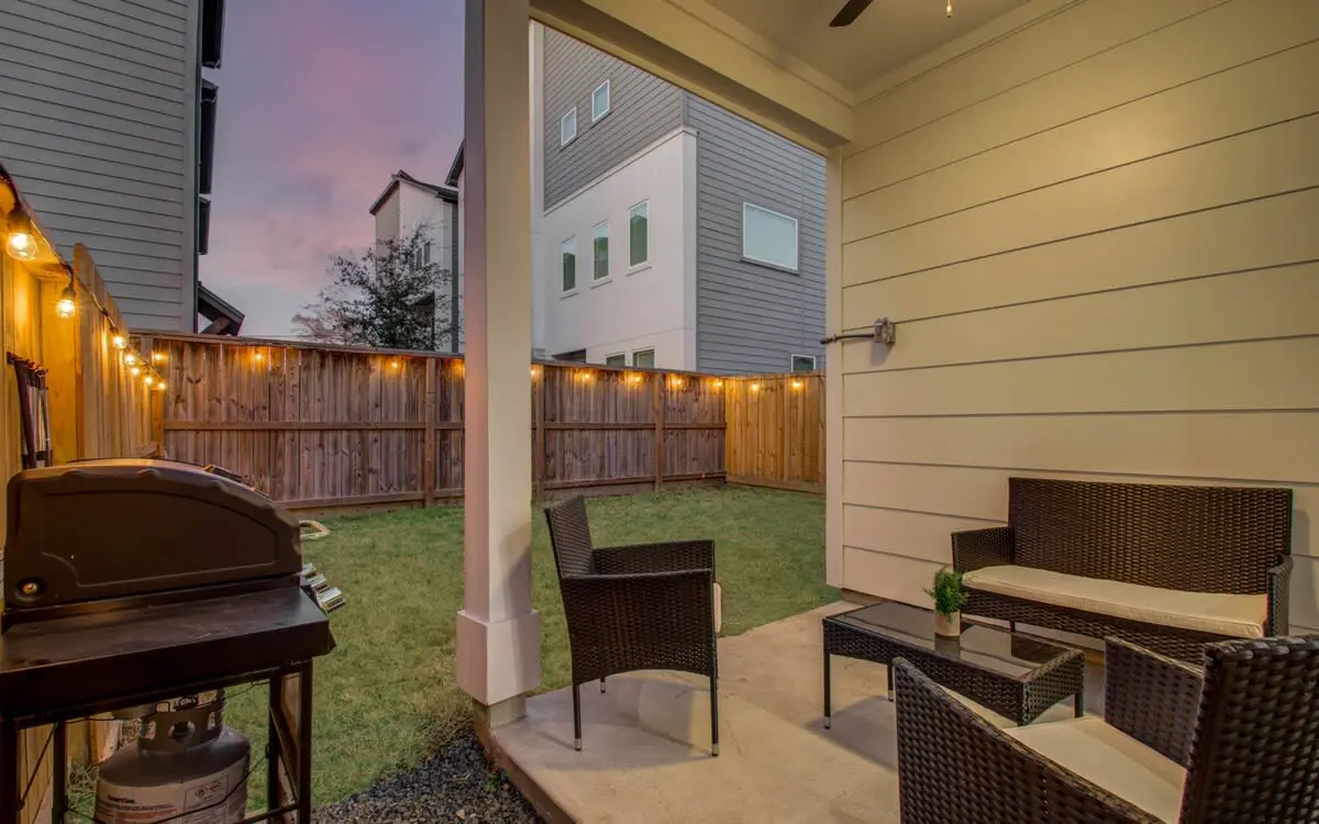 Modern Farmhouse, Mins Restaurants & Attractions