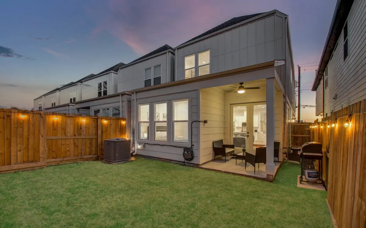 Modern Farmhouse, Mins Restaurants & Attractions