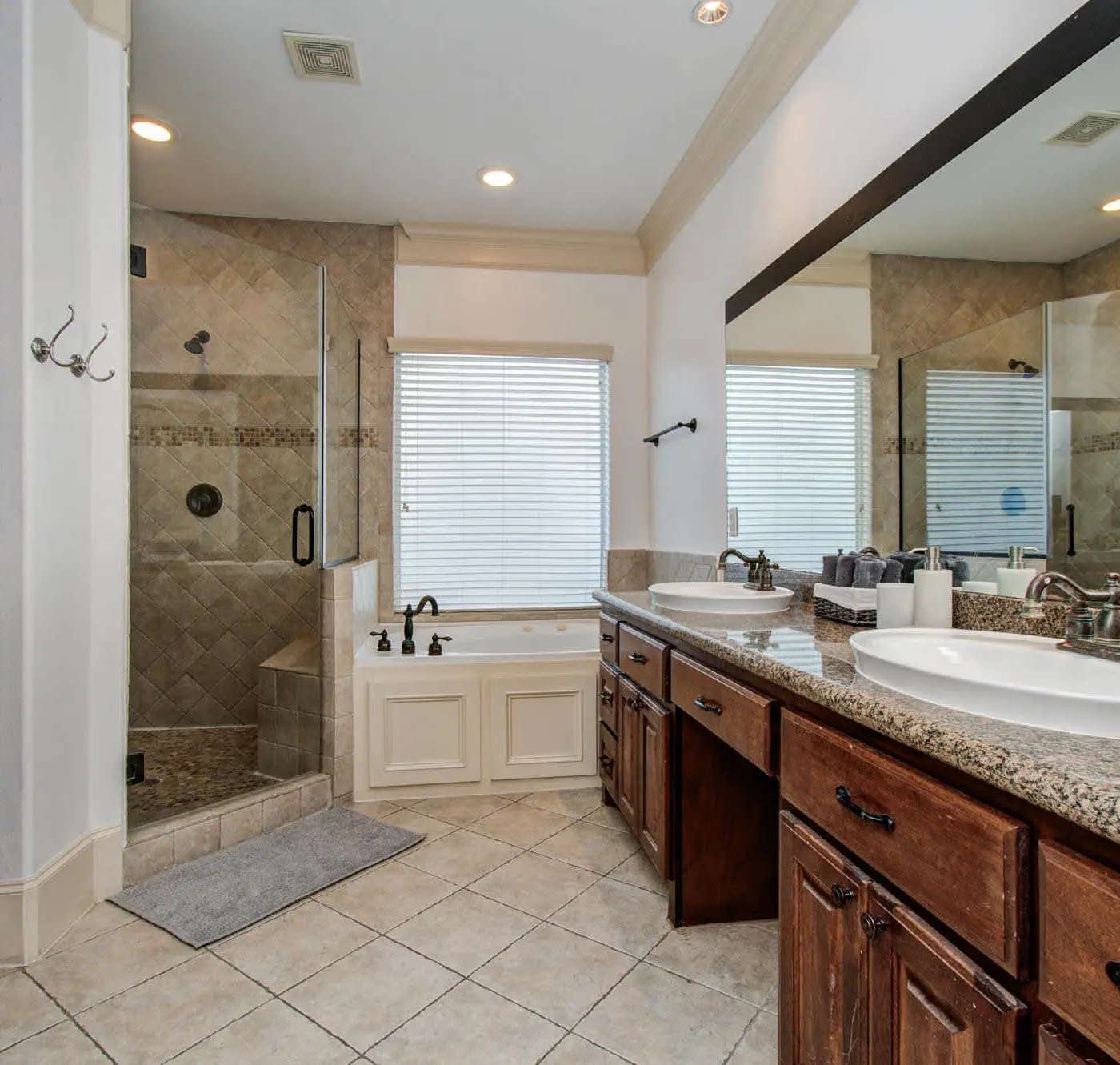 Houston Centrally Located w/ Backyard Pool Retreat