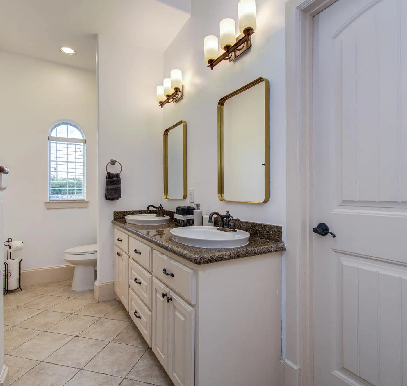 Houston Centrally Located w/ Backyard Pool Retreat