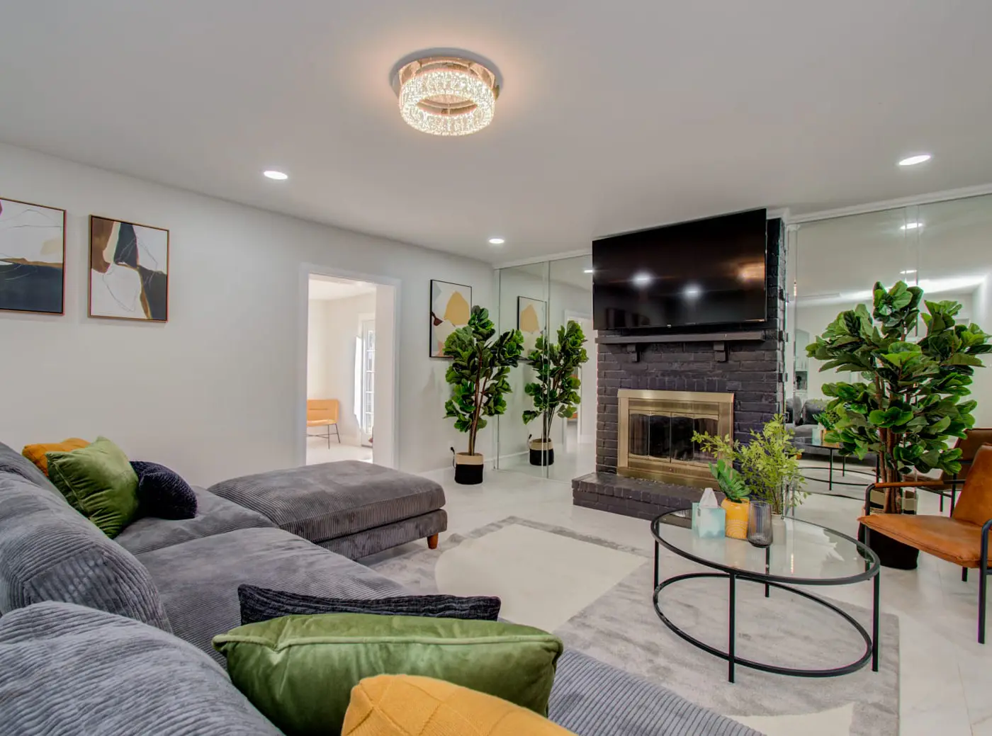 Stunning Modern Dream Home, 5-BD, Sleeps 14