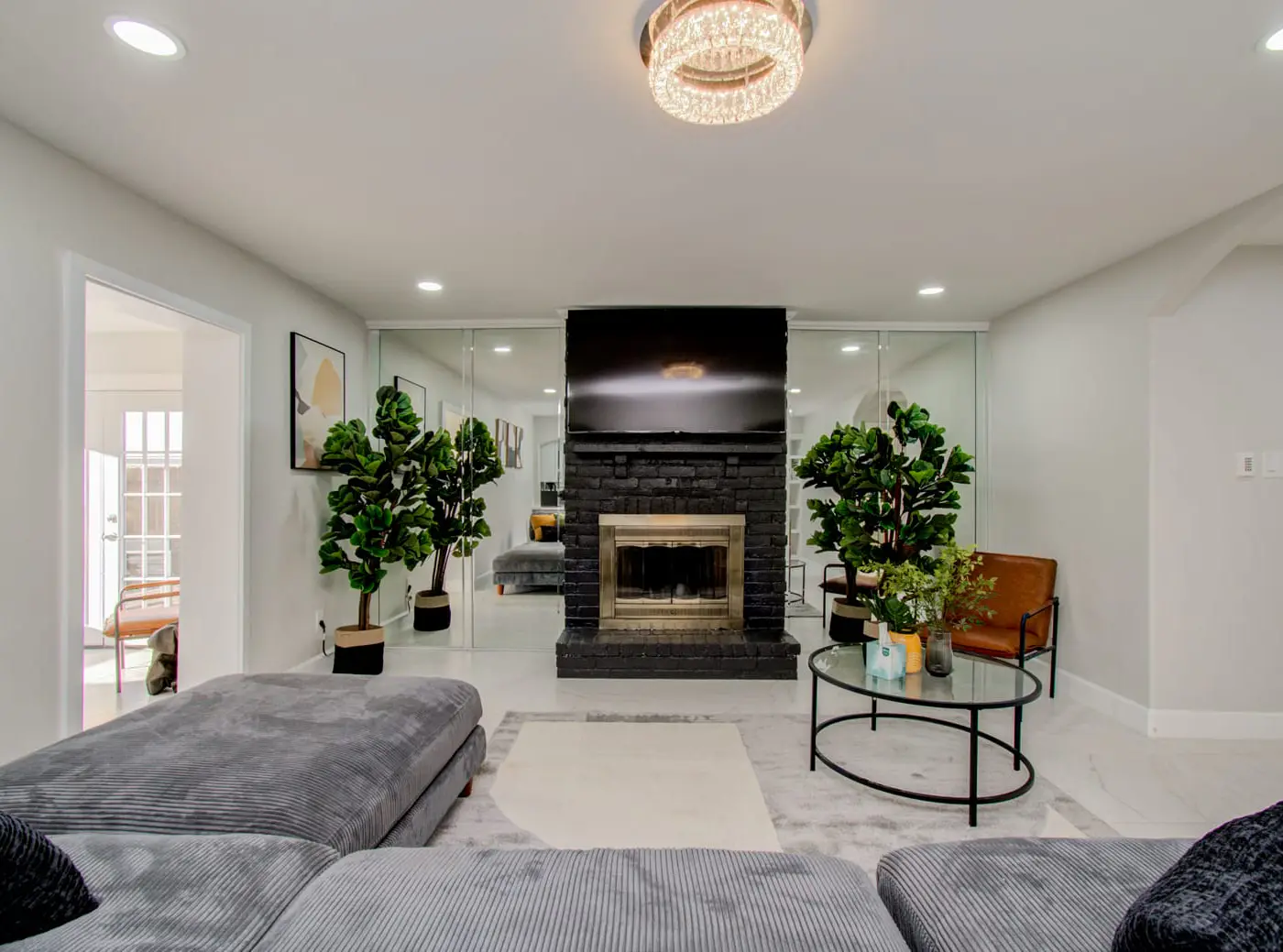 Stunning Modern Dream Home, 5-BD, Sleeps 14