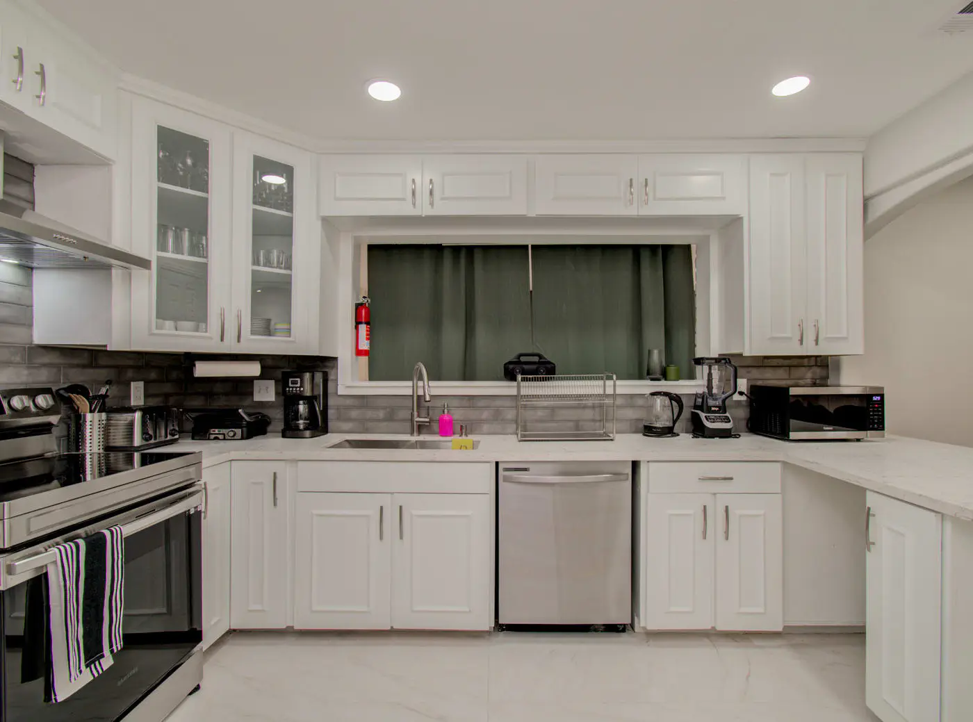 Stunning Modern Dream Home, 5-BD, Sleeps 14