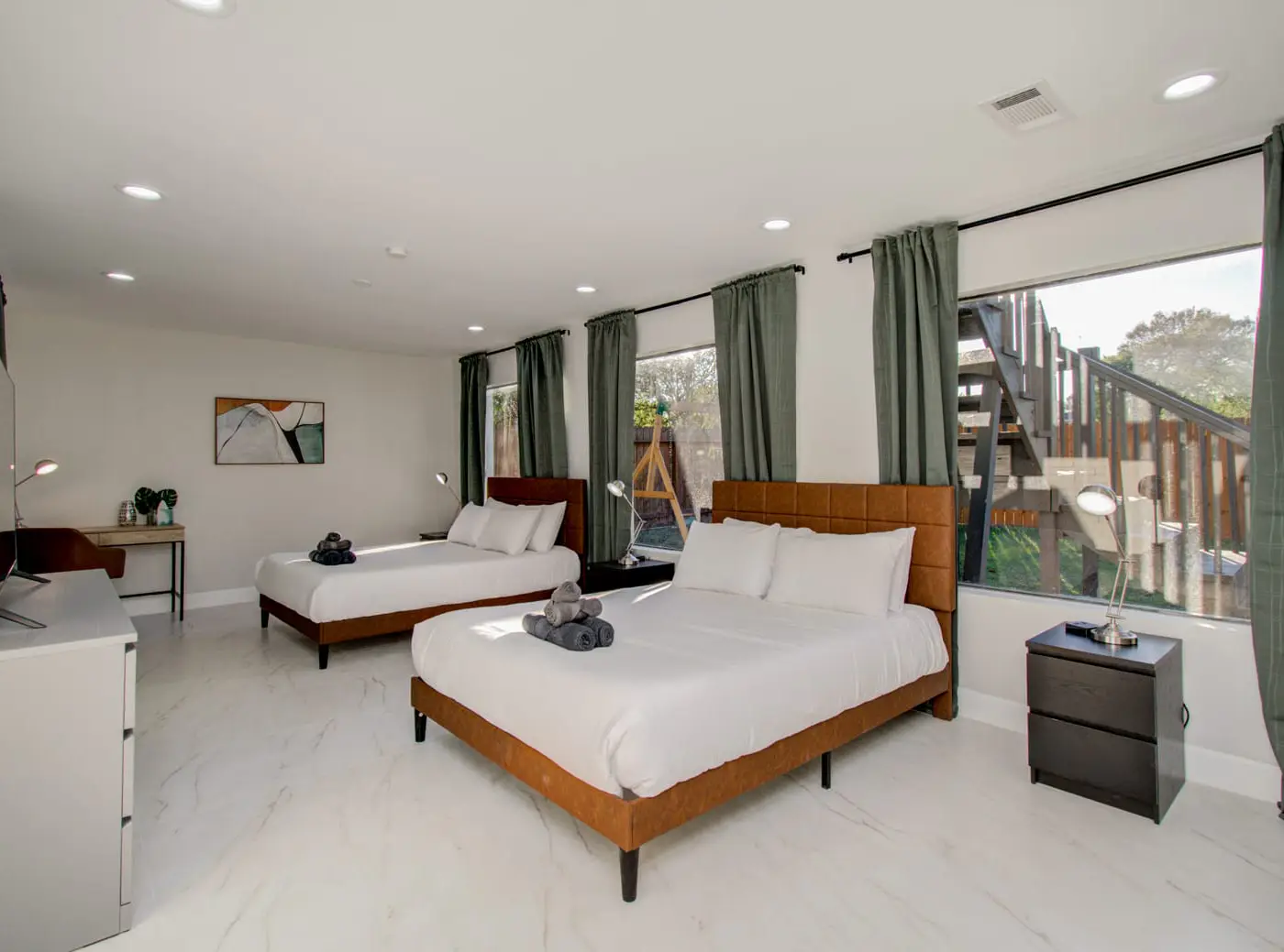 Stunning Modern Dream Home, 5-BD, Sleeps 14