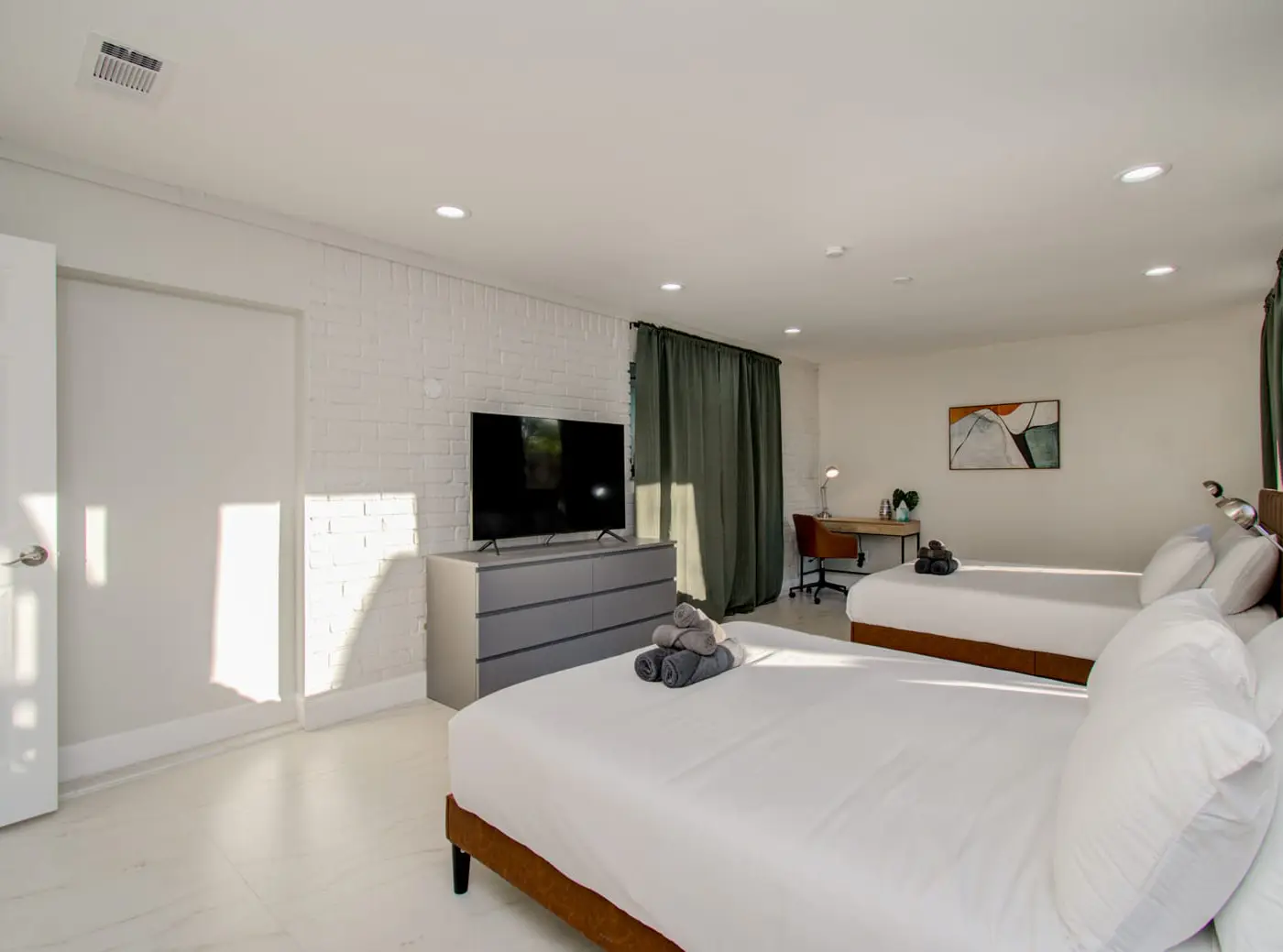 Stunning Modern Dream Home, 5-BD, Sleeps 14