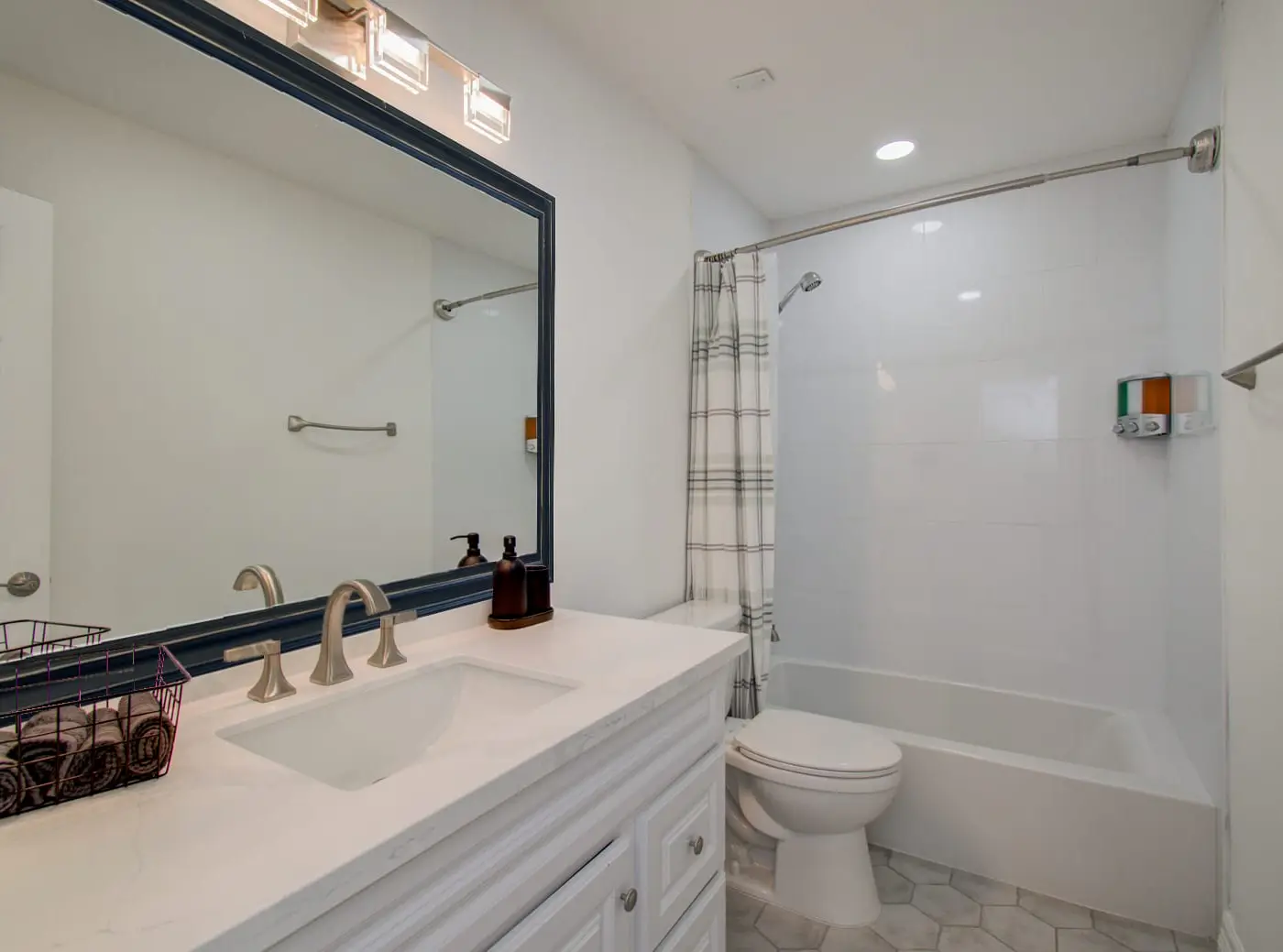 Stunning Modern Dream Home, 5-BD, Sleeps 14