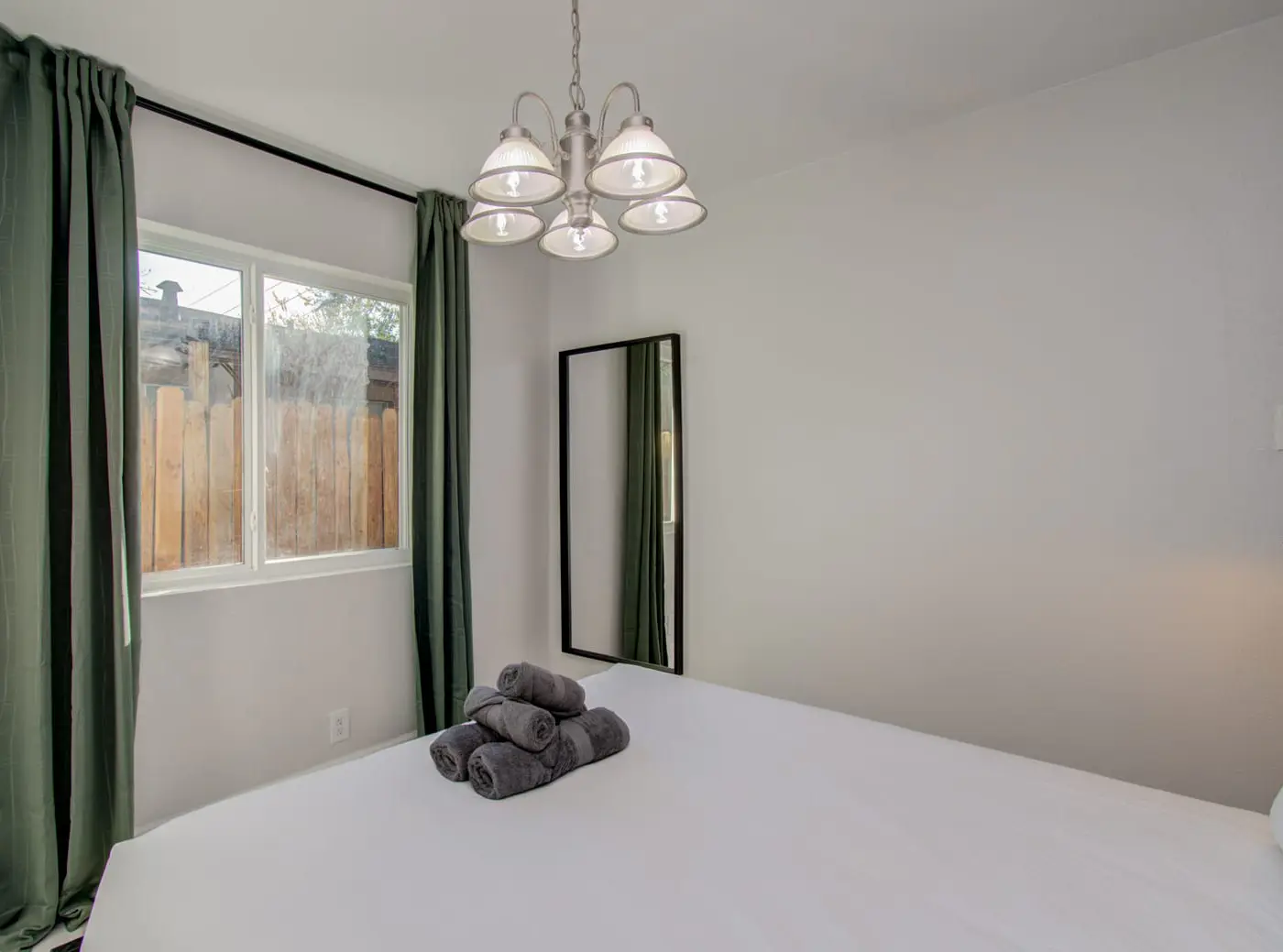 Stunning Modern Dream Home, 5-BD, Sleeps 14