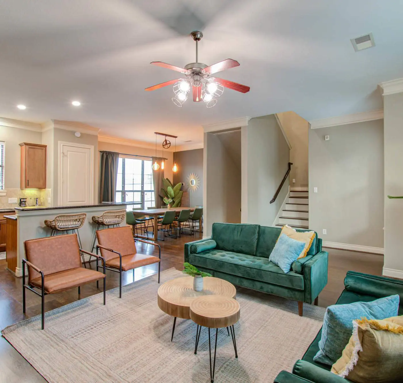 Chic & Central 3-BD Townhouse, Mins to DT