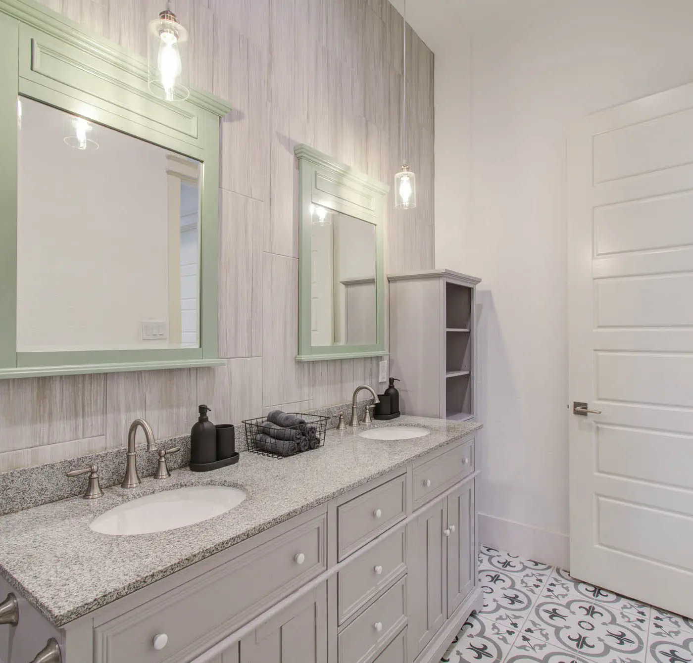 3BD Historic Charm x Modern Amenities w Hot Tub